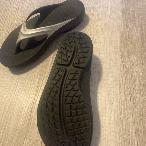Oofos Recovery Footwear - Picture 5 of 5